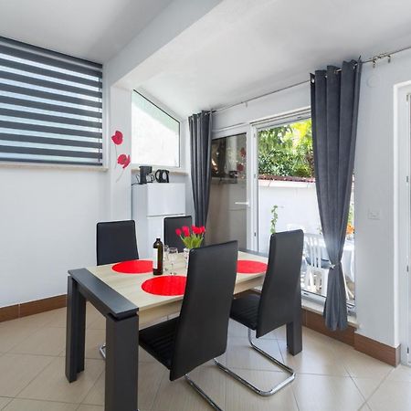 Family Apartment Romina Върсар Екстериор снимка