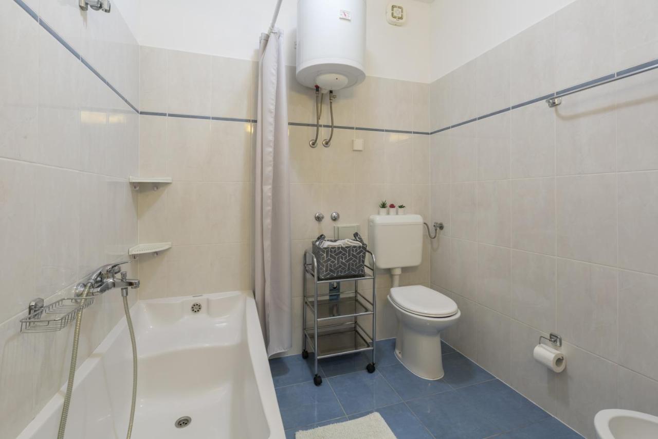 Family Apartment Romina Върсар Екстериор снимка