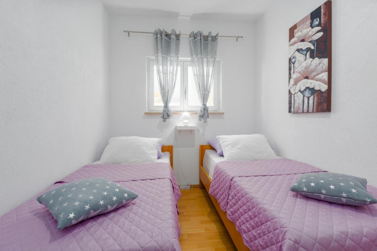 Family Apartment Romina Върсар Екстериор снимка