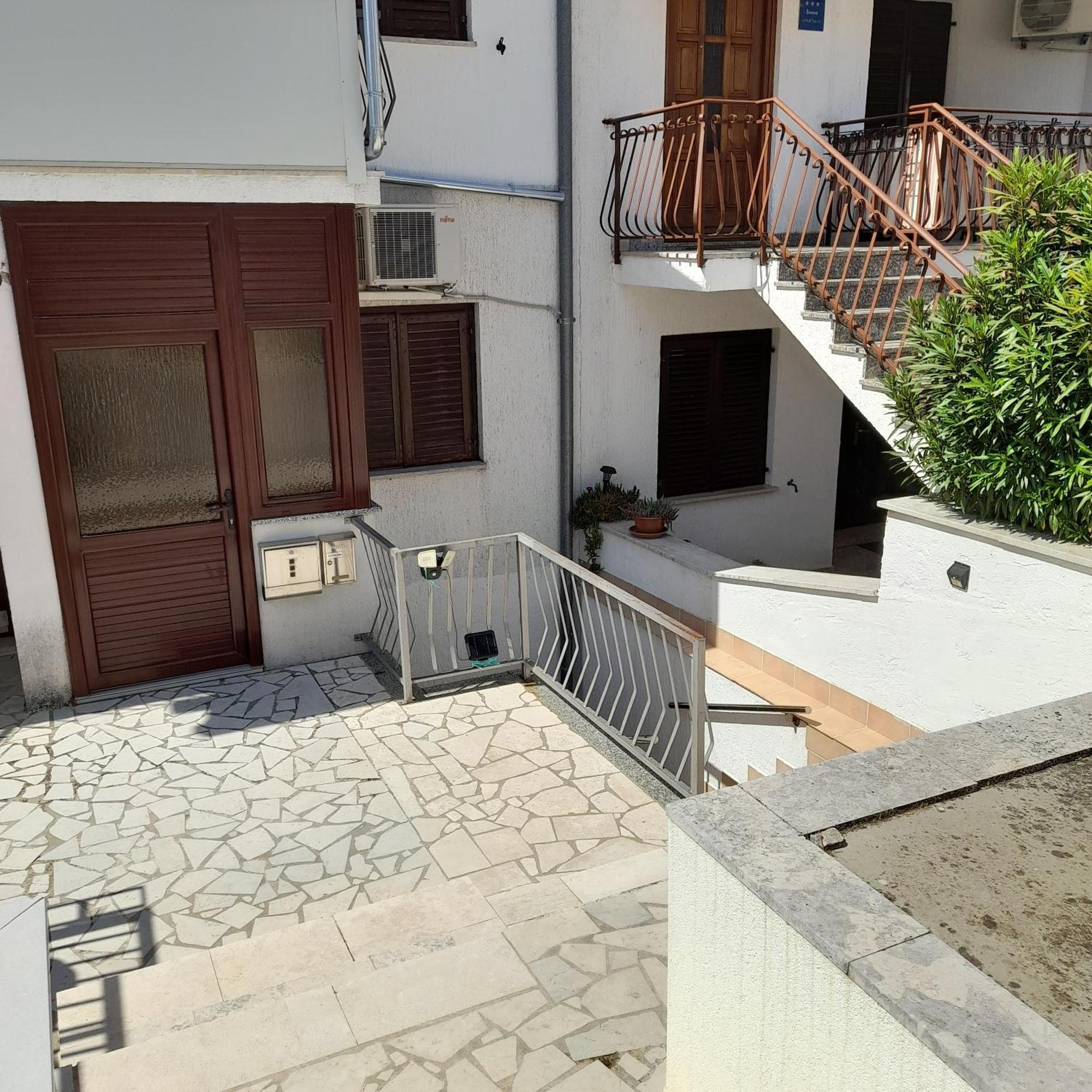 Family Apartment Romina Върсар Екстериор снимка
